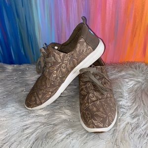 TOMS sneakers size 7